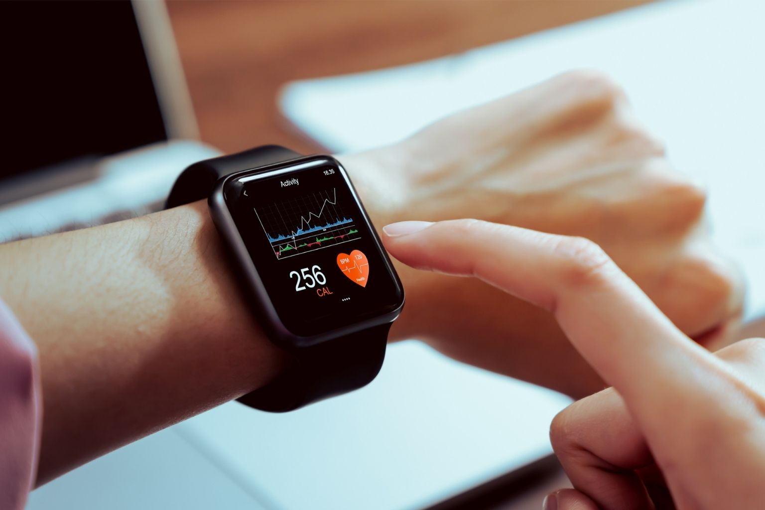 Tu reloj te “mide” el estrés: HRV, puntaje de sueño y la verdad incómoda (para que el tracker no te arruine el descanso)