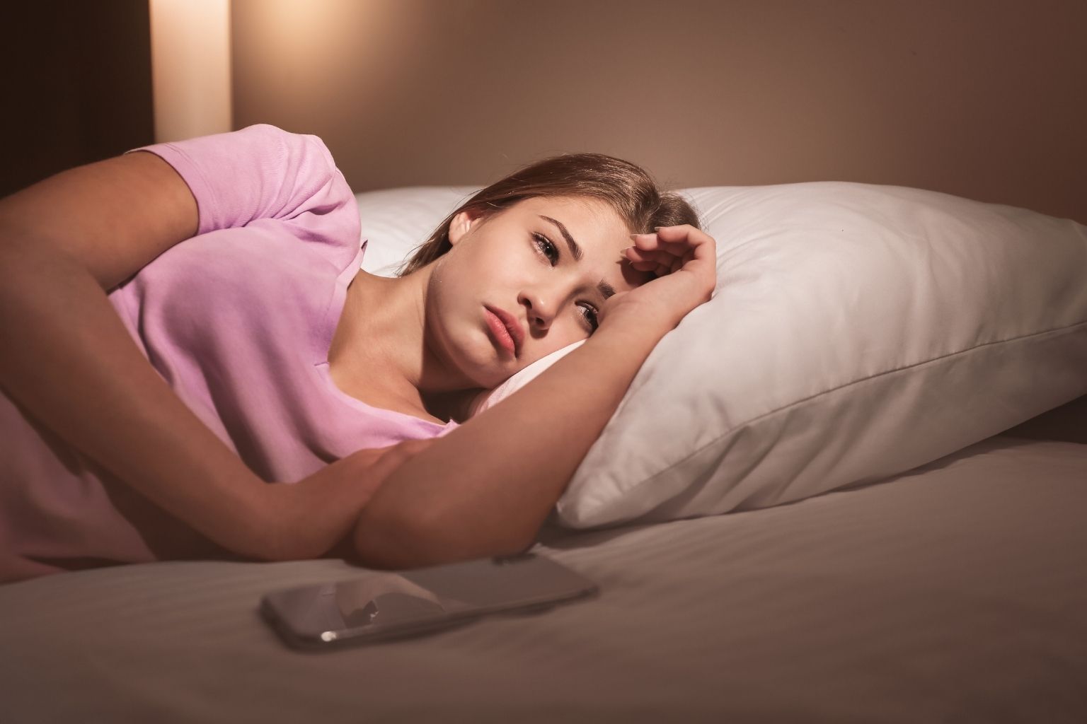 Apagar la cabeza en 20 minutos: protocolo anti-rumiación para antes de dormir