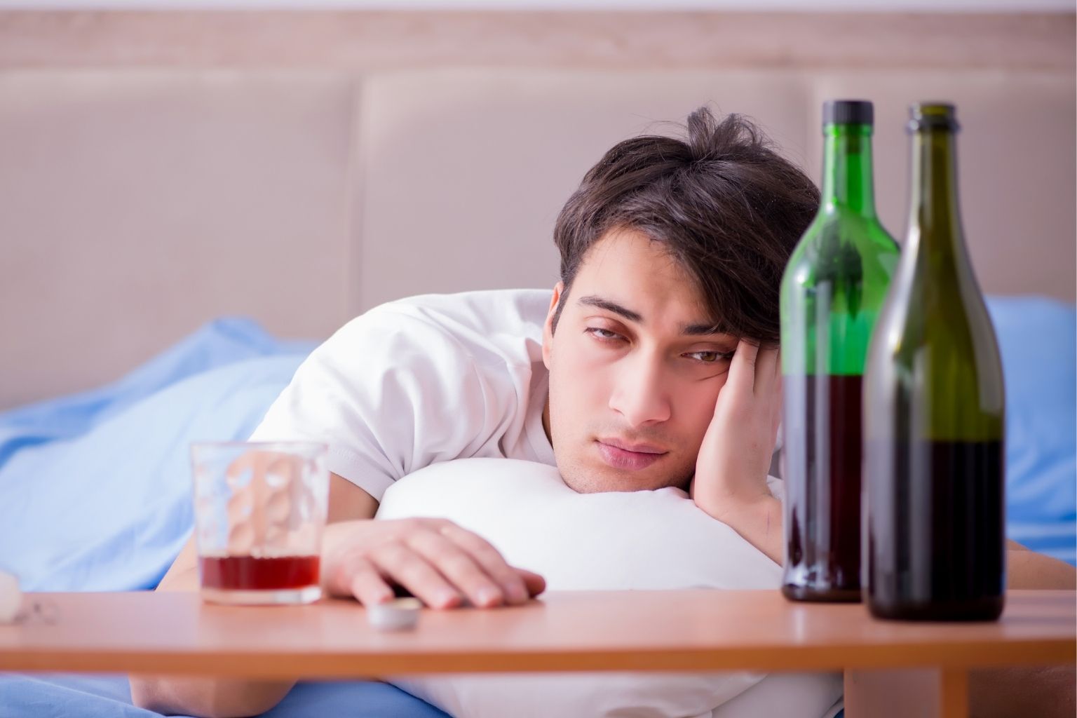 El alcohol te duerme… y te rompe el sueño: la verdad del “me apaga pero me despierta”