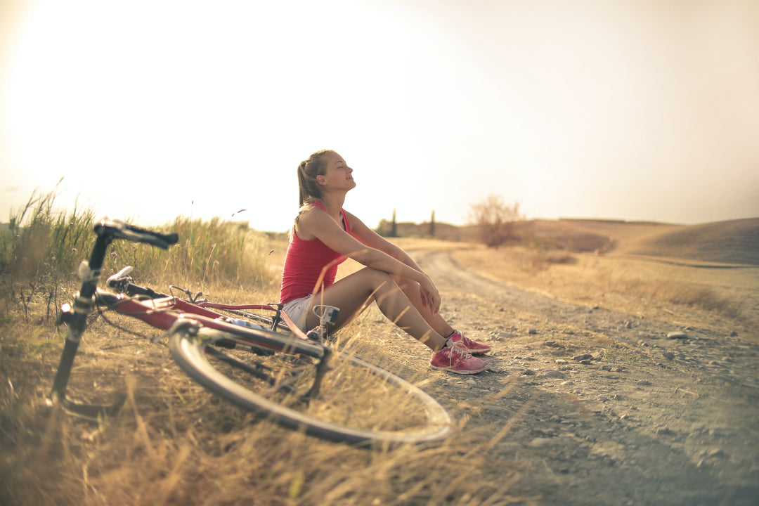 Vitamina D deportista en bicicleta tomando sol